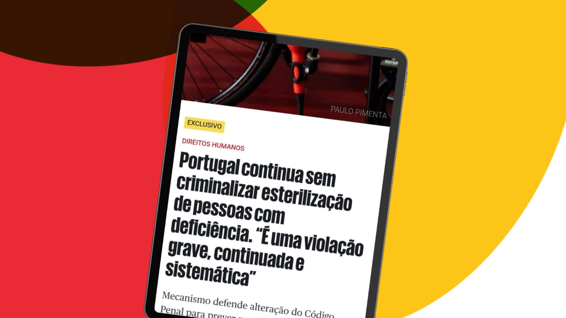 Captura de ecrã de um artigo de opinião publicado no jornal Observador, com o título “Voto acessível: um direito humano ainda desigual em Portugal”, da autoria de Sara Género Neto, socióloga e secretária executiva do MeCDPD. O artigo está visível num tablet, sobreposto a um fundo com formas coloridas associadas à identidade visual do MeCDPD.