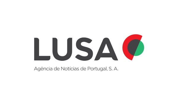 Imagem de fundo vermelho com a letra P branca a negrito e escrito na vertical dentro da letra a palavra "Público".