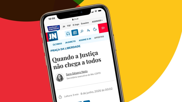 Imagem de fundo vermelho com a letra P branca a negrito e escrito na vertical dentro da letra a palavra "Público".