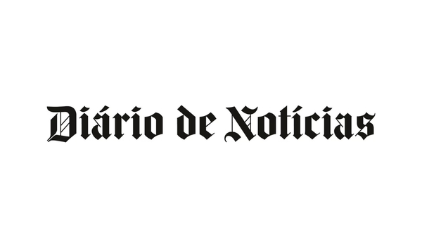 Imagem de fundo vermelho com a letra P branca a negrito e escrito na vertical dentro da letra a palavra "Público".